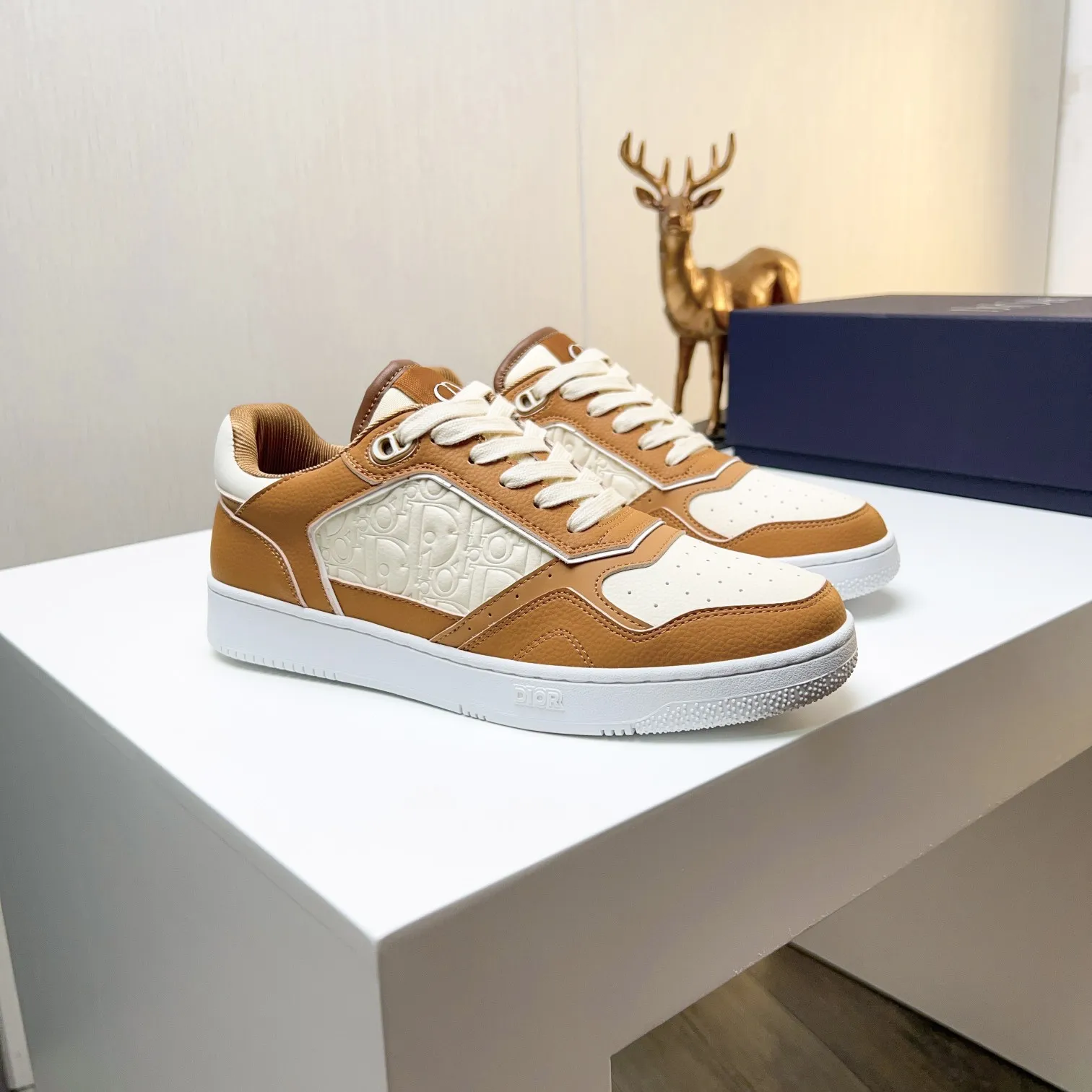 Men's Men's Shoes 💰400 [New] 🦩🦩Dior - Low-top sneakers 2025 spring men's collection new arrivals [Celebrate][Celebrate][Celebrate], reinterpret the basketball shoe design and become a classic Dior item [Strong][Strong][Strong], crafted in black and cream white smooth cowhide with beige suede, leather display on the side The CD logo, tongue, sole and back side are decorated with various distinctive details to enhance the style[666][666], while eyelet details, topstitching and rubber panels highlight the dynamic charm of its athletic style[strong][strong][strong]. It has a two-color rubber sole, which can be matched with various clothing to create a refined look. Size: 38 to 44 (45 can be customized